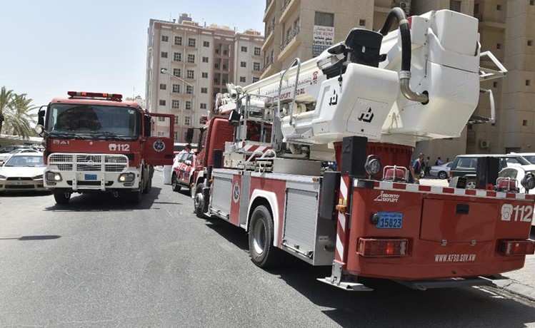 عدد من سيارات الاطفاء في موقع الحريق بمنطقة حولي أمس الاول﻿