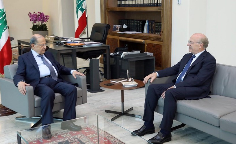 الرئيس العماد ميشال عون مستقبلا مستشار الرئيس سعد الحريري الوزير السابق غطاس الخوري في بعبدا	(محمود الطويل)﻿