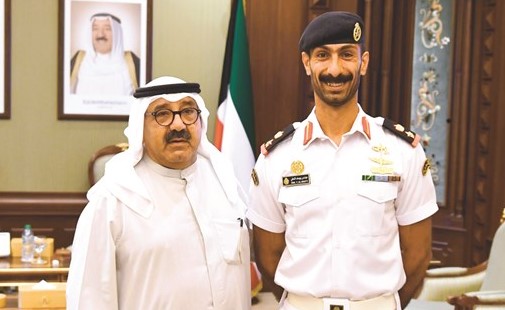 الشيخ ناصر صباح الأحمد مستقبلا المقدم ركن بحري يوسف الشطي﻿