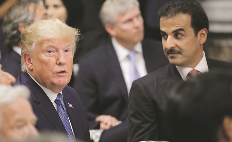 أمير قطر الشيخ تميم بن حمد آل ثاني خلال حضوره عشاء على شرفه في وزارة الخزانة بحضور الرئيس دونالد ترامب	(رويترز)﻿