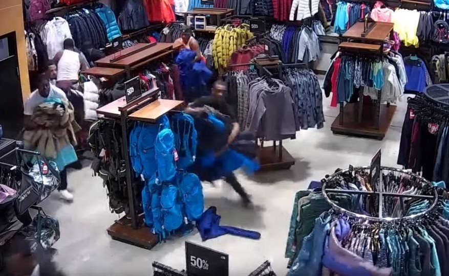 بالفيديو.. في 30 ثانية فقط سرقوا ملابس بـ30 ألف دولار