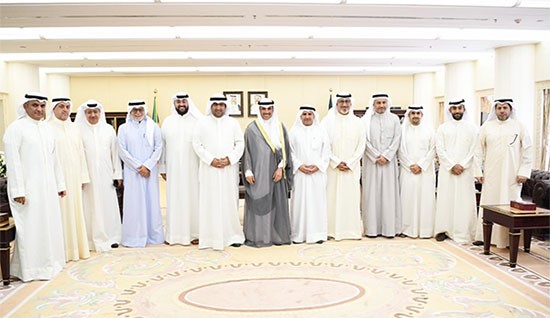 الرئيس مرزوق الغانم خلال استقباله الوزير الروضان ووفد من "أسواق المال" و"البورصة" و"المقاصة"