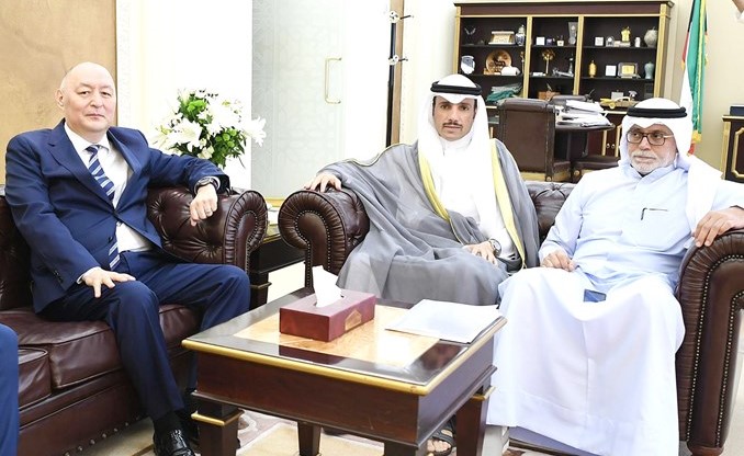 رئيس مجلس الأمة مرزوق الغانم خلال استقباله سفير كازاخستان بحضور صلاح خورشيد﻿