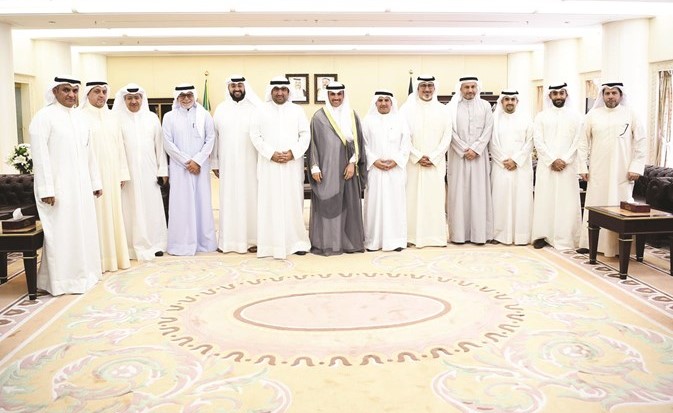 الرئيس الغانم متوسطا وزير التجارة ووزير الخدمات خالد ناصر الروضان وأعضاء مجلس مفوضي هيئة أسواق المال ومجلس إدارة شركة بورصة الكويت والشركة الكويتية للمقاصة بحضور صلاح خورشيد﻿