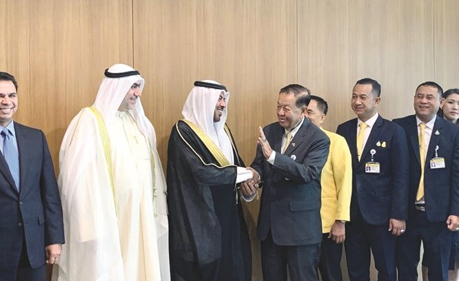 علي الدقباسي وخالد الشطي مع رئيس مجلس النواب التايلندي﻿