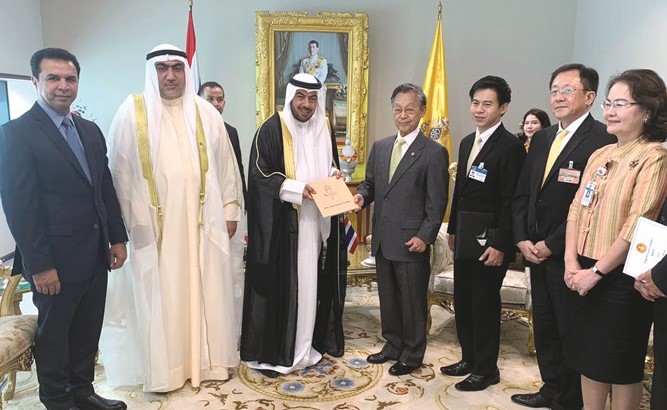 تبادل الهدايا التذكارية بين الوفدين﻿