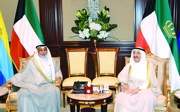 صاحب السمو الأمير الشيخ صباح الأحمد مستقبلا المستشار يوسف المطاوعة 