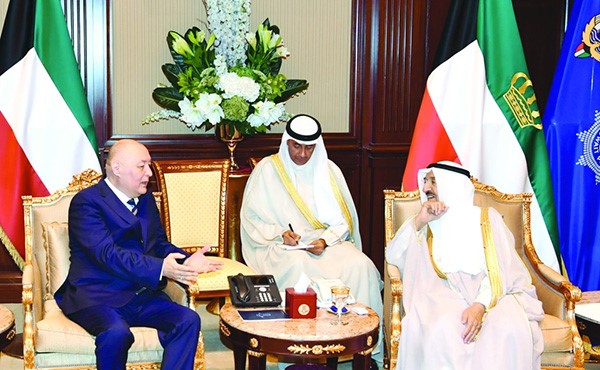 صاحب السمو الأمير الشيخ صباح الأحمد مستقبلا سفير كازاخستان ألماس عبدرامانوف