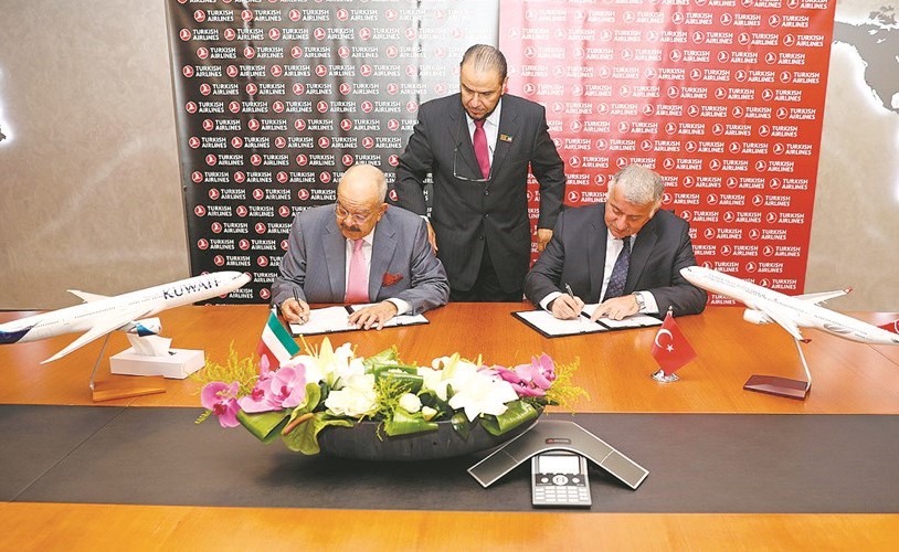 بلال إكشي ويوسف الجاسم خلال توقيع الاتفاقية﻿