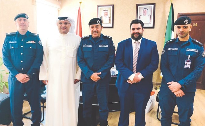إبراهيم الربيعان متوسطا رجال الإطفاء﻿