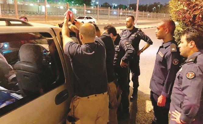 رجال الإطفاء خلال فتح السيارة لتحرير الطفلة﻿