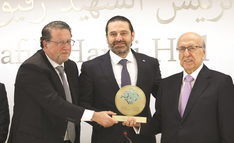 رئيس مجلس الوزراء سعد الحريري خلال تقديم درع تكريمية لجوزف طربيه بحضور وزير الاتصالات محمد شقير	(محمود الطويل)﻿
