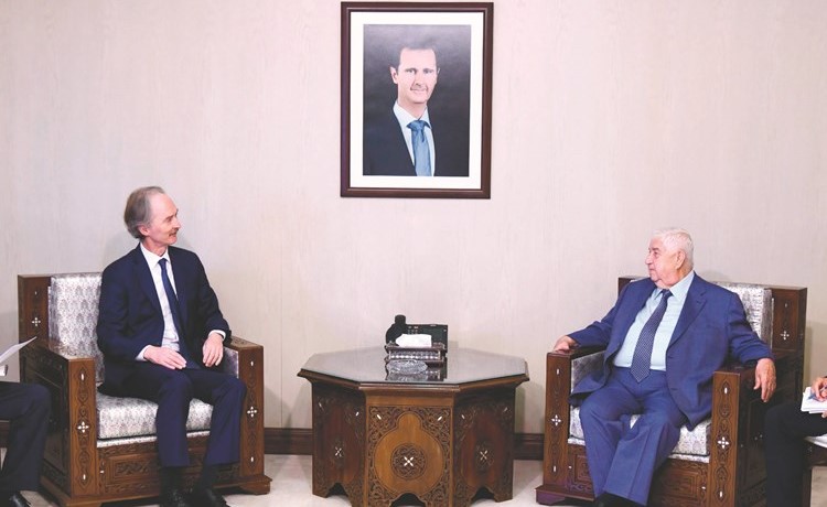 وزير الخارجية السوري وليد المعلم مستقبلا المبعوث الأممي غير بيدرسون	(أ.ف.پ)﻿