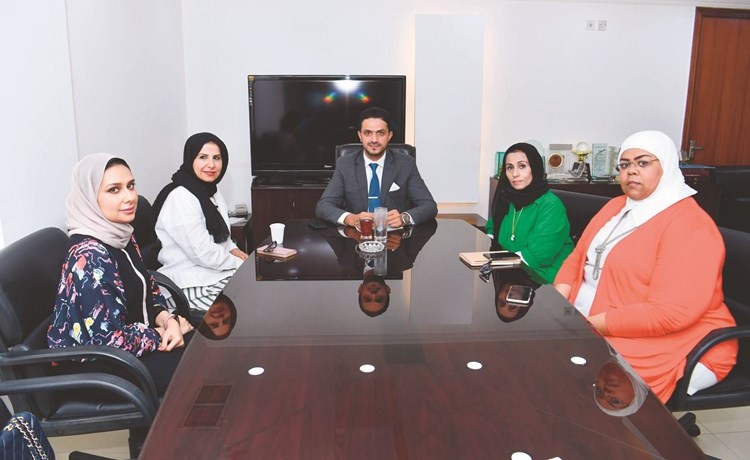 د.محمد دشتي وهناء الخميس خلال الاجتماع مع عضوات جمعية العلاج الطبيعي (قاسم باشا)﻿