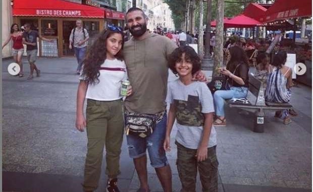 شاهد.. أحمد سعد يقضي إجازة الصيف مع أبنائه في باريس