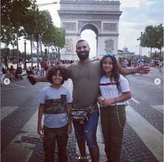 شاهد.. أحمد سعد يقضي إجازة الصيف مع أبنائه في باريس