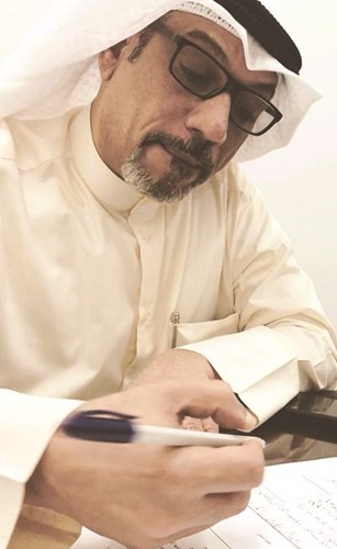 د.مبارك المزعل أثناء توقيعه لانضمامه لفرقة مسرح الخليج العربي﻿