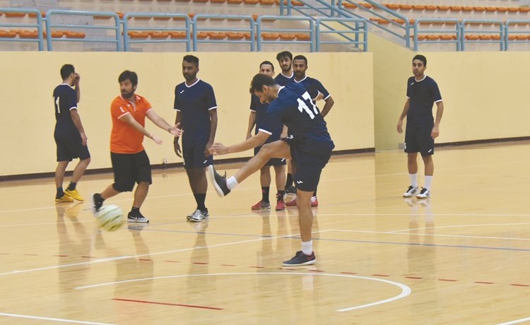 المدرب تياغو بوليدو يوجه لاعبي كاظمة في التدريبات الأخيرة (محمد هنداوي)﻿