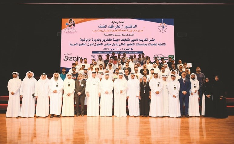 د.علي المضف مع المكرمين في لقطة تذكارية﻿