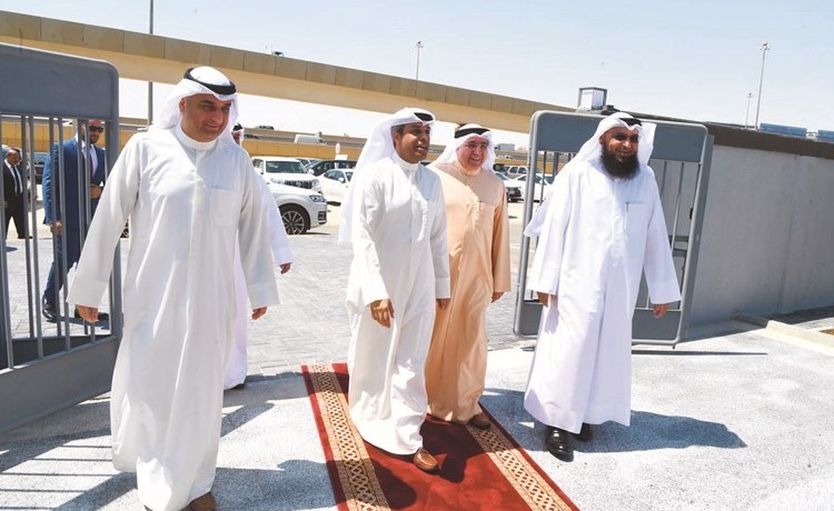 د.خالد الفاضل وم.محمد بوشهري قبيل تدشين العمل بمركز بناء القدرات في الكهرباء	 (محمد هاشم)﻿