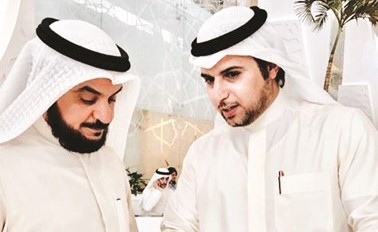 د.محمد الحويلة مستمعا لشرح مفصل من رئيس نقابة الإطفاء ﻿