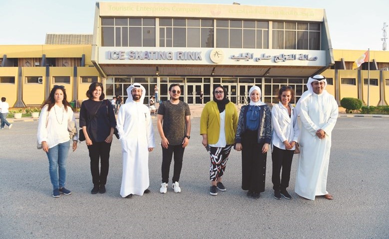 م . مها البغلي ومشعل الحمضان وعدد من المشاركين في التجمع الرافض لإزالة الصالة﻿