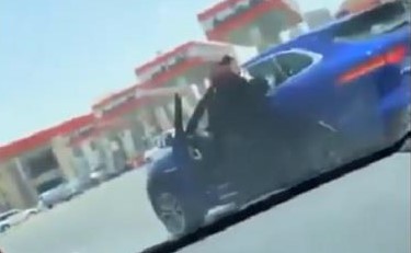 فيديو.. مضاربة بين سائقتين في السعودية ورجل يحاول التفريق بينهما