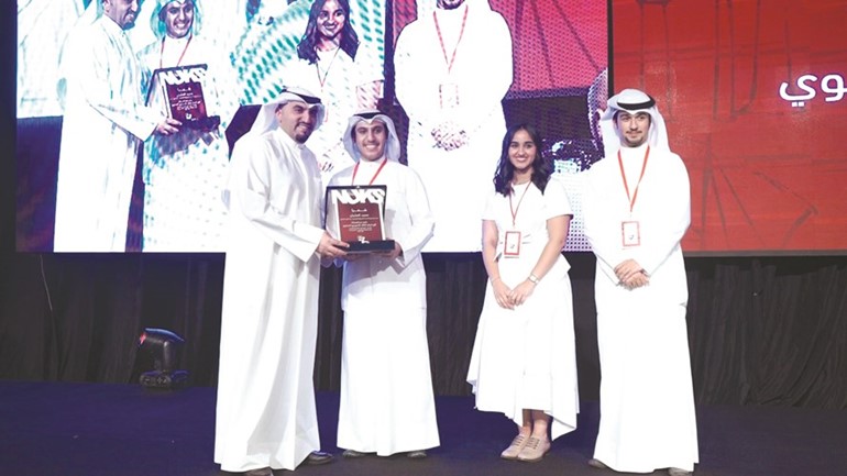 العثمان أثناء تكريمه من الاتحاد الوطني لطلبة الكويت - فرع الولايات المتحدة ﻿