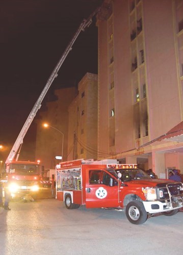 رجال الإطفاء استعانوا بالسلم لإنقاذ المحتجزين في الأدوار العليا﻿