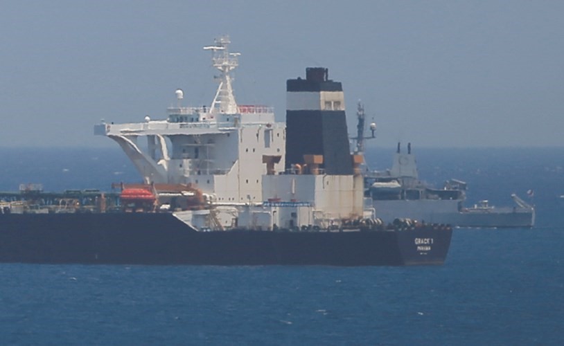 صورة ارشيفية لناقلة النفط غرايس1 متوقفة في مياه جبل طارق ومن خلفها تبدو سفينة حراسة بريطانية	(رويترز)﻿