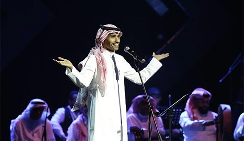 بالفيديو.. فنان العرب ينتزع الآهات على مسرح طلال مداح!