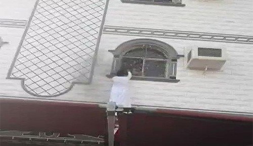 بالفيديو.. موقف بطولي لشابين يتسلقان جدران منزل وينقذان 3 أطفال من حريق بمكة المكرمة