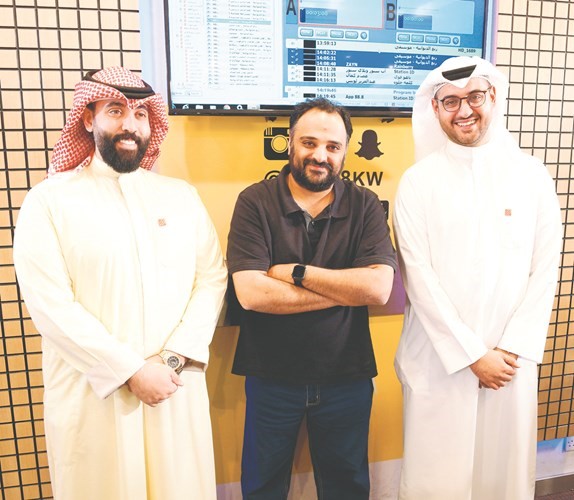 ناصر العبدالله وعبدالمحسن الفهد يتوسطهما خالد الأنصاري من نبض الكويت﻿
