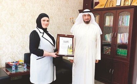 العجمي يقدم درعا تذكارية إلى غدير عسكر﻿