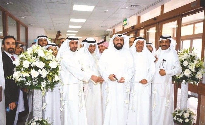 الشيخ د.باسل الصباح خلال قص شريط افتتاح المركز بحضور د.حمود الخضير والحميدي السبيعي ود.عبداللطيف السهلي						(محمد هاشم)﻿