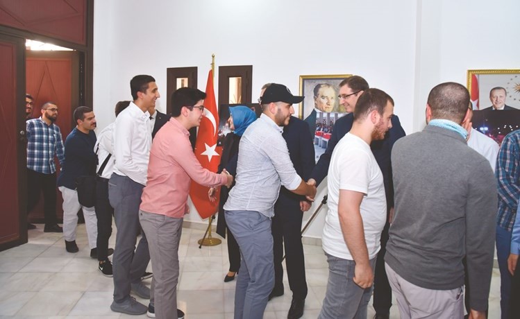 جانب من الحضور يهنئون السفيرة التركية بالمناسبة ﻿