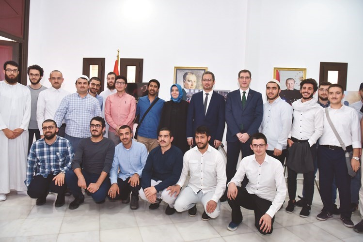 السفيرة التركية عايشة كويتاك متوسطة الحضور خلال الحفل	 (ريليش كومار) ﻿