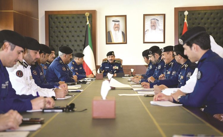الفريق خالد المكراد خلال ترؤسه اجتماعا موسعا لقيادات الإطفاء﻿