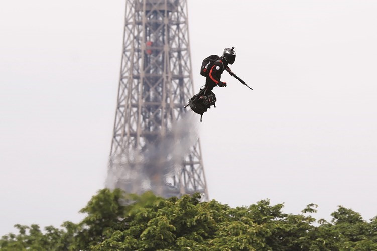 فرانكي زاباتا يطير على متن طائرة فلاي بورد قبل العرض العسكري في باريس امس	(أ.ف.پ)﻿