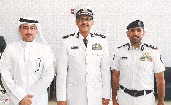 مدير عام خفر السواحل يتوسط الشيخ مبارك الصباح والمستشار ناصر الغانم﻿