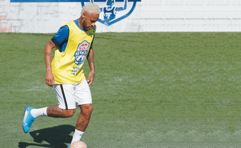 نيمار.. بين غزل «البرشا» والطلاق مع «باريس»