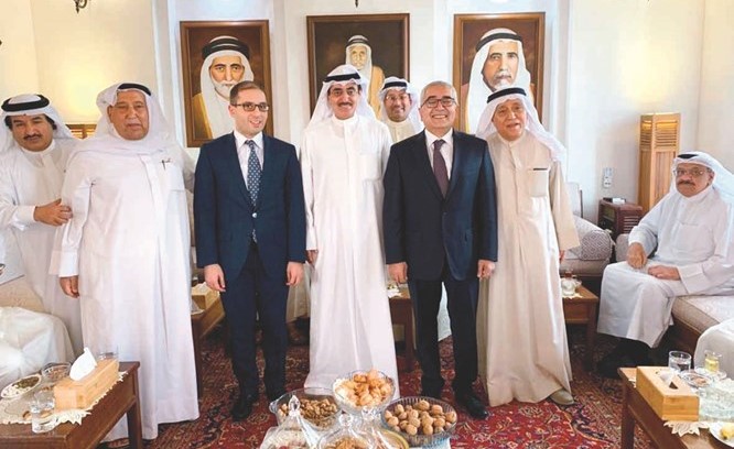 عبداللطيف الروضان متوسطا السفير والقنصل الارمينيين ود.شملان العيسى وعبدالسلام العوضي﻿