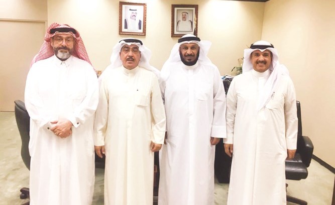 الوزير سعد الخراز خلال استقباله وفد جمعية الصحافيين الزملاء عدنان الراشد وجاسم كمال ودهيران أبا الخيل ﻿