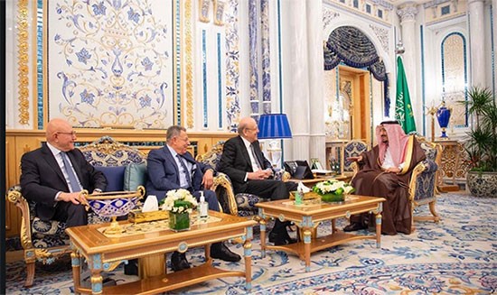 خادم الحرمين الملك سلمان بن عبد العزيز خلال لقائه رؤساء حكومات لبنان السابقين السنيورة وسلام وميقاتي 