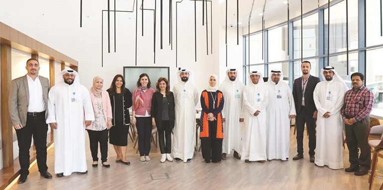 الرئيس التنفيذي لشركة زين الكويت إيمان الروضان مع فريق عمل الشركة﻿