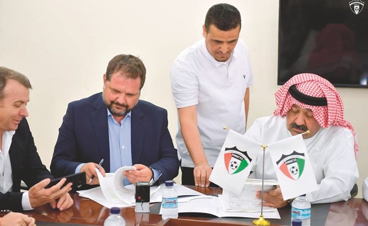 الشيخ أحمد اليوسف خلال توقيع العقد﻿