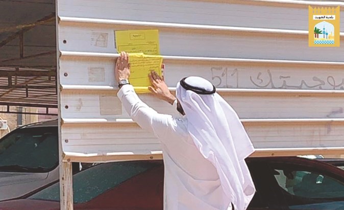 وضع أحد الملصقات خلال الجولة﻿