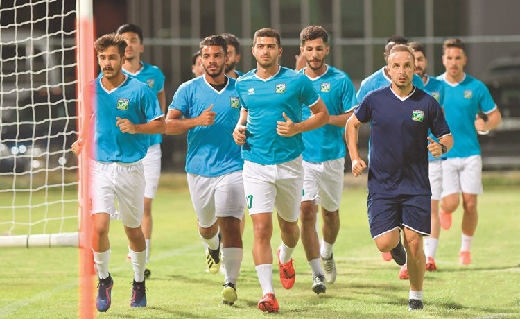 مدرب اللياقة خافي لوبيز يتقدم اللاعبين في عمليات الإحماء- (المركز الإعلامي بالنادي العربي)﻿
