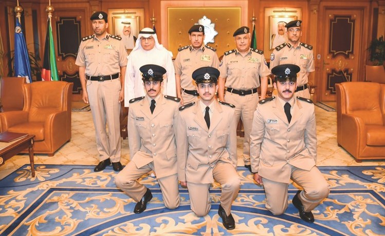الشيخ خالد الجراح والفريق عصام النهام مع الخريجين الجدد ﻿