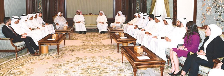 الشيخ ناصر صباح الأحمد خلال اللقاء مع الطلبة ﻿